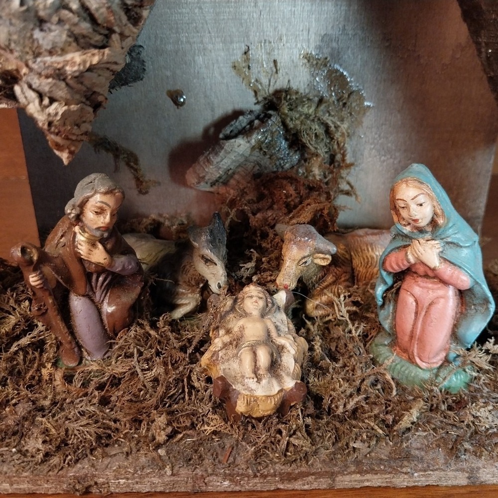 Vtg Nativity Set Made in Italy Wood Rustic with Stable and 6 Figures Glued Down